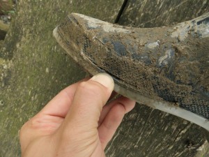 DSCF2114_1.jpg (1005.33 KiB) 15026 mal betrachtet Ja! Da ist was! Wenn ich an der Sohle ziehe, kann ich das Loch erkennen.