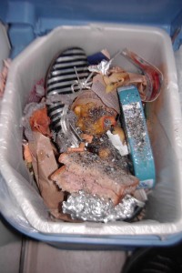 Müll0912 012.jpg (489.68 KiB) 5666 mal betrachtet Zufällig machte ich bei denen den Küchenmülleimer für einen Teebeutel auf und da traf mich der geile Schlag.