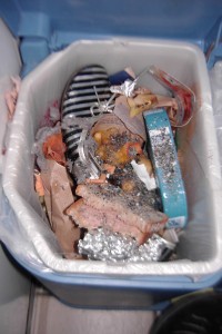 Müll0912 013.jpg (471.23 KiB) 5666 mal betrachtet Jessica sah meine Überraschung und meinte, drunter im Dreck lägen und den Ballerinas auch Lauras verlatschte Sommer-Sandaletten.