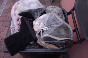 Müll0912 016.jpg (446.04 KiB) 5666 mal betrachtet Die UGGs kullerten zwar raus, aber sie hatten keine Chance nicht in den Müll eingestampft zu werden.