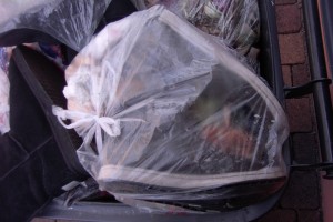 Müll0912 017.jpg (390.42 KiB) 5664 mal betrachtet Die Sneakers waren hygienisch mit dem Küchendreck in einem fest zugeknoteten Müllbeutel.