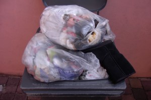 Noch ein Müllbeutel mit den zerlatschten Keilabsatzpumps kam ganz oben auf den Müll.
