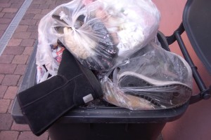 Müll0912 022.jpg (442.44 KiB) 5664 mal betrachtet Fünf Paare von Lauras Füßen zerlatschte Schuhe und Stiefel warteten nun auf die baldige Müllabfuhr in unserer überquellenden Mülltonne.