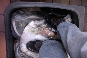 Auch die klobigen UGGs ergeben sich ihrem Schicksal im Hausmüll.