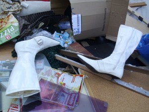 Janine06 178.jpg (393.77 KiB) 28889 mal betrachtet Spätestens kurz vor Feierabend auf der Müllkippe, würde der mächtige Müllverdichter die Deponie abwalzen und alles verteilen und plattmachen.