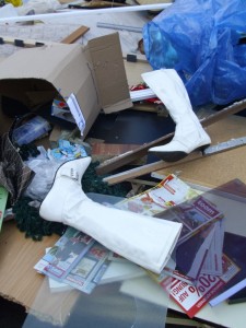 Janine06 179.jpg (352.76 KiB) 29388 mal betrachtet Jetzt war alles einfach nur noch Gerümpel, was noch "unverdichtet" in einer Ecke der Kippe lag.