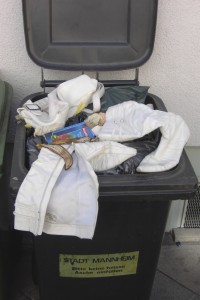Die ausgelatschten Stiefel wurden wohl samt Handtasche schon auf der Straße in die Mülltonne reingeworfen.