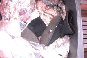 Müll0912 030.jpg (437.68 KiB) 6058 mal betrachtet Klobige UGGs sind so weich, dass die ohne Probleme in den Dreck eingestampft werden können.