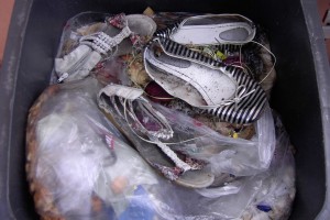 Müll0912 032.jpg (333.81 KiB) 5745 mal betrachtet Lauras süße verspielte und nun total zerlatschte Sandaletten von diesem und letztem Jahr unten im Küchenmüllbeutel und ihre Ballerinas kamen später noch in den Mülleimer.