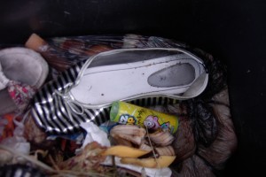 Müll0912 034.jpg (324.14 KiB) 5745 mal betrachtet Die schwarz-silbernen Ballerinas hat Laura einfach nicht mehr gemocht, obwohl noch tragbar. Jessica hat die Gelegenheit genutzt, Lauras Schuhbestand zu reduzieren.