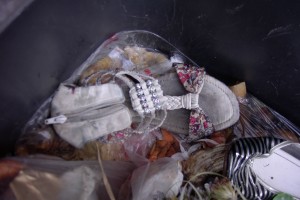 Müll0912 035.jpg (388.94 KiB) 5745 mal betrachtet So süße Sandaletten: Diese hat Laura sehr oft und gerne getragen.