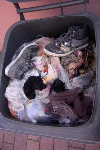 Müll0912 036.jpg (464.03 KiB) 5745 mal betrachtet Die Sandaletten und die Ballerinas rotteten schon in der Mülltonne, da ahnten Lauras Sneakerstiefelchen nicht, dass sie schon im nächsten Küchenmüllbeutel ihr Ende finden würden.
