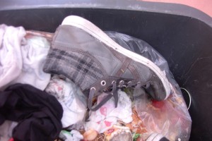 Müll0912 038.jpg (388.35 KiB) 5745 mal betrachtet Diese Graceland-Sneakers streifte Laura gleich nach der Schule schon am Mülleimer von den Füßen, denn deren Ende war schon "geplant".