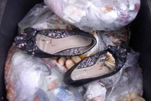 Müll0912 041.jpg (409.86 KiB) 5744 mal betrachtet Dieses Paar hat sich Laura von Jessica immer wieder ausgeliehen; - und dann hemmungslos verlatscht und deutlich sind auch die Käsefußkrusten auf der Innensohle zu erkennen. Jessica hat "ihre" Schuhe dann wütend und angeekelt in den Mülleimer gestopft.