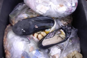 Müll0912 042.jpg (417.64 KiB) 5744 mal betrachtet Keilabsatzpumps, - auch diese Mode endet in unserer Mülltonne.