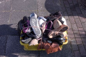 Müll1012 002.jpg (464.59 KiB) 7432 mal betrachtet Eine ganze Kiste "Schuhe vom Schatz"!