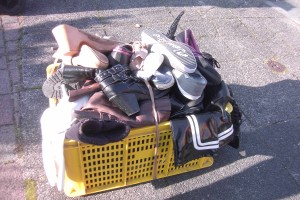 Müll1012 003.jpg (465.36 KiB) 7800 mal betrachtet Die morgendliche Sonne scheint ein letztes Mal auf die zum Müll verurteilten Schuhe. Ein geiler Anblick!
