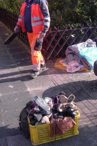 Müll1012 001.jpg (270.13 KiB) 7432 mal betrachtet Gleich sind "Die Schuhe vom Schatz" dran!