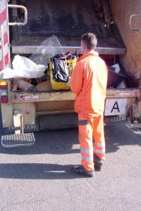 Müll1012 006.jpg (427.18 KiB) 7432 mal betrachtet Für die Riesensteige mit den "Schuhen vom Schatz" war noch geradeso Platz neben einem zusammen gerollten alten Perserteppich in der Müllschüttung.