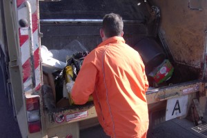 Müll1012 007.jpg (449.67 KiB) 7432 mal betrachtet Die Presse hat schon einen Augenblick später wieder soviel Platz in der Müllschüttung geschaffen, dass der Orangene Engel die Kiste nachschieben konnte, damit auch alle "Schuhe vom Schatz" in den Schuhhimmel befördert werden.