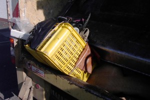 Auch die Unmengen alter Schuhe und Stiefel würden der Presse keinen Widerstand bieten können.
