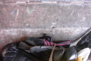 Weil oben liegend, bekamen Ballerinas, Sneakers und die geilen adidas Sleeks das stählerne Pressschild &quot;hautnah&quot; zu &quot;spüren&quot;.