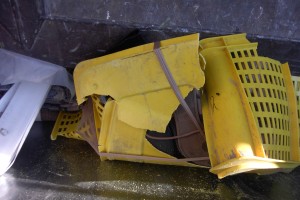 Die junge Frau hatte gute Arbeit geleistet: Ihre ausrangierten Schuhe blieben auch während des Pressvorgangs während der Sperrmüllabfuhr beisammen.
