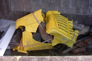 Noch immer wusste ich nicht, wieviel und was für Schuhe und Stiefel da gerade in den Müll gepresst wurden.