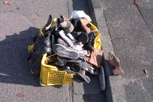 Alles komplett: Die eben noch im Sperrmüllauto gepressten Schuhe. Seht genau hin! Der zerbröselte Knopf an den hellbraunen Stiefeln, die geplätteten Ballerinas, die eingekerbten Clogs, die zerquetschte Fersenkappe des Lack-Heels, die verschrammten Overknees und die zermalmten superspitzen Pumps. Alles nur noch Müll!
