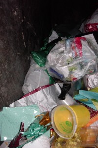 Müll0912 009.jpg (470.02 KiB) 8443 mal betrachtet Da war noch genug Platz für "frischen" Hausmüll und einen Tag später besuchte ich wieder diesen Ort.