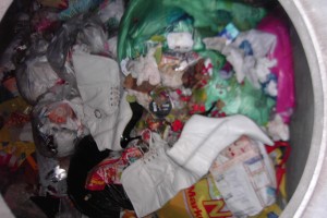 Müll0912 043.jpg (454.91 KiB) 8094 mal betrachtet Ich machte den Deckel auf und konnte es kaum glauben; auch deshalb sind mir die Bilder verwackelt.