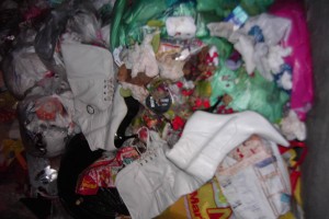 Müll0912 044.jpg (456.49 KiB) 8094 mal betrachtet In der kurzen Zeit wurde ein Haufen Dreck auf die schwarzen Stiefel geworfen und - ich konnte es kaum fassen - wieder ein supergeiles Paar Stiefel für den Müll.