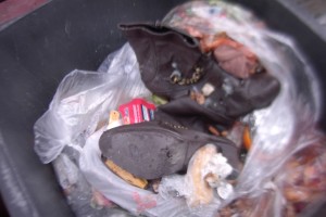 Müll1012 061.jpg (321.11 KiB) 5369 mal betrachtet Nach Anjas zarten Füßen dufteten diese im Ekelmüll versauten Stiefeletten höchstens noch tief innen.