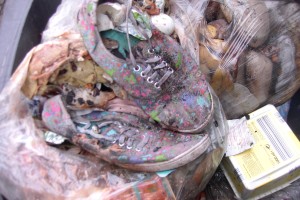 Müll1012 078.jpg (500.07 KiB) 7171 mal betrachtet Kaum zu glauben, dass da noch Tage zuvor zarte Girlyfüße drin steckten!