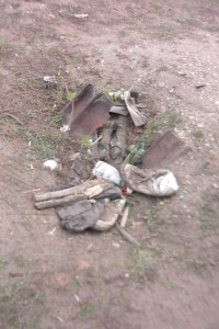 Müll1012 073.jpg (460.99 KiB) 27737 mal betrachtet Sneakers und Ballerinas rotten da vor sich hin.