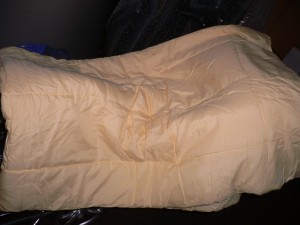 P1080680.JPG (1.31 MiB) 2249 mal betrachtet gelbe leichte Microfaserdecke. Weiß nicht, ob die von einer Ex ist (denke aber schon). Lag mit in der Kiste. Sieht noch ziemlich neu aus.