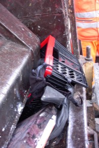 Harir01 101.jpg (279.81 KiB) 9203 mal betrachtet Seht ihr auch die edlen "Bronx"-Stiefel? Hart, aber geil!