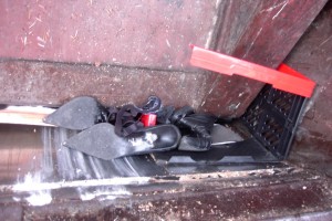 Harir01 103.jpg (278.55 KiB) 9693 mal betrachtet Erst jetzt zu sehen: Schwarze Riemchenstiefel und weiße, spitze Stiefel werden gerade auch platt gemacht.