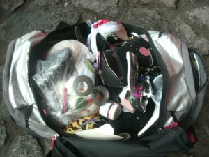 Müll1212 023.jpg (286.79 KiB) 11369 mal betrachtet Gleich mehrere Stiefelspitzen ragen hier nach oben zur Sonne, doch gleich sollte die müllreife Sporttasche wieder verschlossen werden, damit man sie gefahrlos auf den Anhänger zu den übrigen Abfällen werden konnte. Nicht, dass noch alte Stiefel und Höschen sich während der Fahrt zur Mülldeponie auf der Straße verteilen.