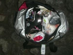 Müll1212 025.jpg (232.26 KiB) 11369 mal betrachtet Die Vorstellung, gleich die Sporttasche mit den Frauenabfällen - vielleicht für immer - verschließen zu müssen, machte mich sehr hibbelig!