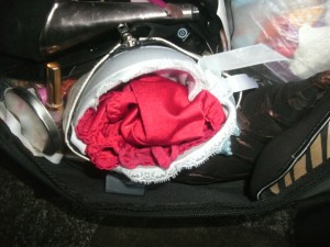 Müll1212 026.jpg (280.75 KiB) 11369 mal betrachtet Im einen weißen Stiefelschaft steckte nun ein kaputter BH und dazwischen ein rotes Höschen. Der Anblick erinnerte mich an ein weibliches Geschlechtsteil. Was da wohl noch alles im Stiefelschaft stecken würde?