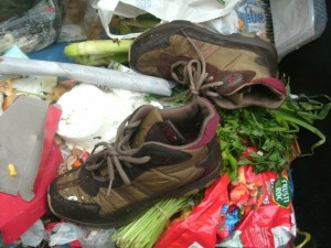 Müll1212 038.jpg (302.15 KiB) 7811 mal betrachtet Vom Regen in den offen stehenden Restmüllcontainer klatschnasse Diesel-Sneakers.