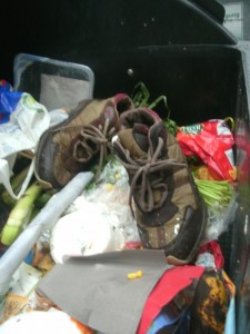 Müll1212 039.jpg (251.29 KiB) 7462 mal betrachtet Alter ebenfalls weggeschmissener Frischkäse klebte an den edlen Sneakern.