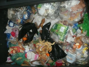 Müll1212 044.jpg (340.84 KiB) 7462 mal betrachtet Neuwertige und noch modisch aktuelle Stiefel mit den innen noch steckenden Verpackungspapieren, lagen in einem Restmüllcontainer und jemand hatte schon gedanken- und herzlos seine Küchenabfälle draufgekippt.