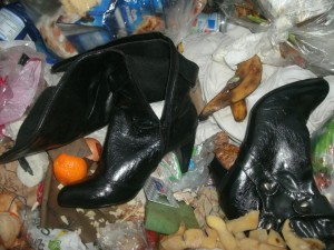 Müll1212 048.jpg (340.72 KiB) 7462 mal betrachtet Warum nur, mussten diese Stiefel denn überhaupt in den Müll??