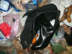 Müll1212 049.jpg (325.84 KiB) 7462 mal betrachtet Deutlich zu erkennen sind die noch nie heraus genommenen Formhalter aus geknülltem Papier.