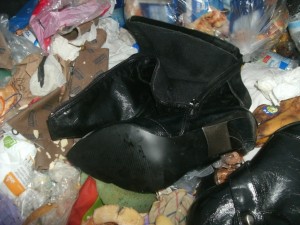 Müll1212 051.jpg (324.45 KiB) 7811 mal betrachtet So verrückt auch diese Bilder auf einen wirken mögen, aber solche Stiefel müssen erst noch runtergelatscht werden, bevor sie geil wirken!