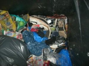 Müll1212 053.jpg (321.72 KiB) 7462 mal betrachtet Da hilft nur noch eines: Fast den gesamten 1,1 Kubikmeter-Hausmüllcontainer ausräumen, so dass man nichts verpasst.