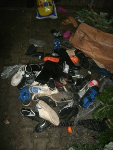 Müll1212 054.jpg (345.02 KiB) 7811 mal betrachtet Was für einen Haufen alter Schuhe aus dem Müllcontainer!