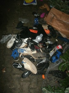 Müll1212 055.jpg (351.47 KiB) 7811 mal betrachtet Ich hatte fast alle Schuhe nun paarweise gerettet.